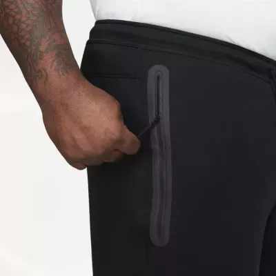 Short Nike Tech Fleece FB8171-010 noir homme avec tissu premium et poche signature