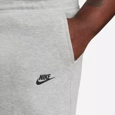 Short Nike Tech Fleece FB8171-063 gris homme avec tissu premium et détails signature