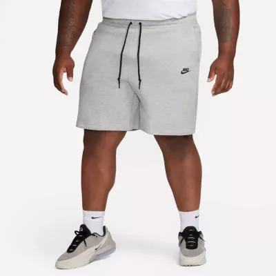 Short Nike Tech Fleece FB8171-063 gris homme avec tissu premium et détails signature