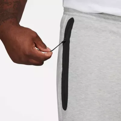 Short Nike Tech Fleece FB8171-063 gris homme avec tissu premium et détails signature