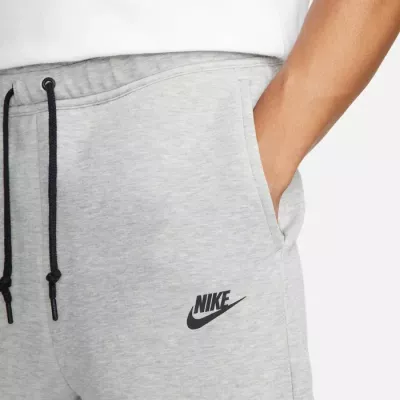 Short Nike Tech Fleece FB8171-063 gris homme avec tissu premium et détails signature