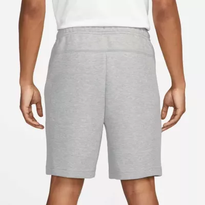 Short Nike Tech Fleece FB8171-063 gris homme avec tissu premium et détails signature