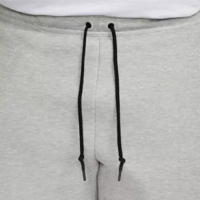 Short Nike Tech Fleece FB8171-063 gris homme avec tissu premium et détails signature