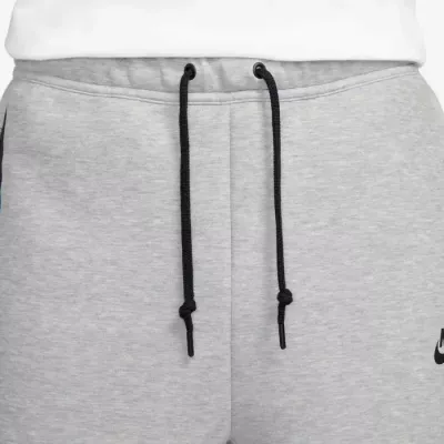 Short Nike Tech Fleece FB8171-063 gris homme avec tissu premium et détails signature