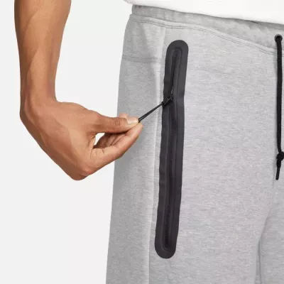Short Nike Tech Fleece FB8171-063 gris homme avec tissu premium et détails signature
