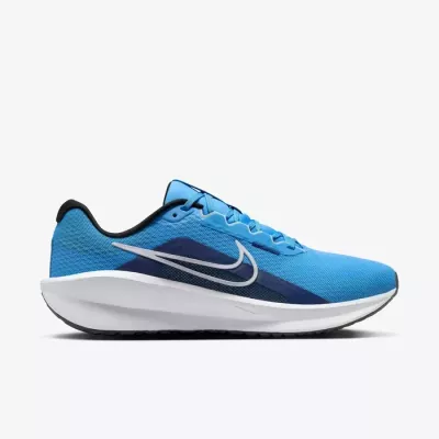 Nike Downshifter 13 FD6454-404 bleue avec mesh respirant et maintien renforcé au milieu du pied
