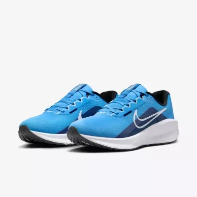 Nike Downshifter 13 FD6454-404 bleue avec mesh respirant et maintien renforcé au milieu du pied