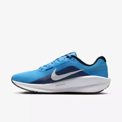Nike Downshifter 13 FD6454-404 bleue avec mesh respirant et maintien renforcé au milieu du pied