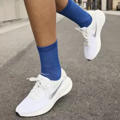 Nike Revolution 7 FB2208-101 blanche avec semelle amortissante et confort optimal pour le running
