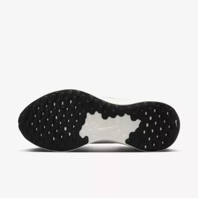 Nike Revolution 7 FB2208-101 blanche avec semelle amortissante et confort optimal pour le running