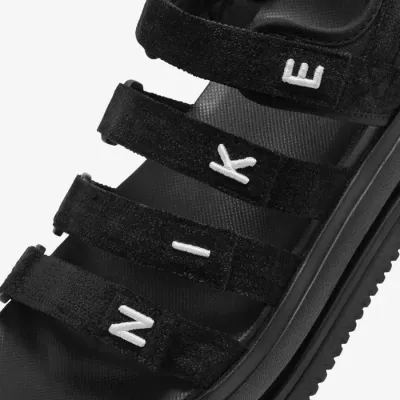 Nike Air Force 1 Sandal FJ2595-001 noire avec brides ajustables et semelle inspirée de l’AF1