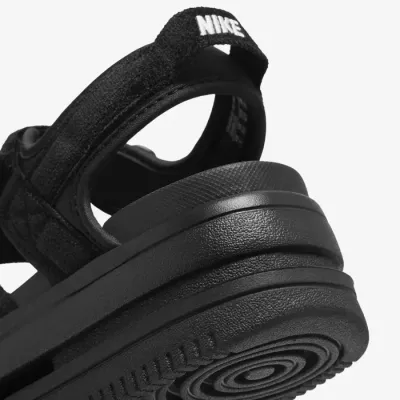 Nike Air Force 1 Sandal FJ2595-001 noire avec brides ajustables et semelle inspirée de l’AF1