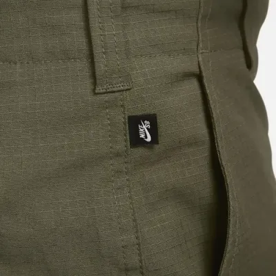 Short cargo Nike SB Kearny kaki pour homme avec poches latérales style skate et loisirs