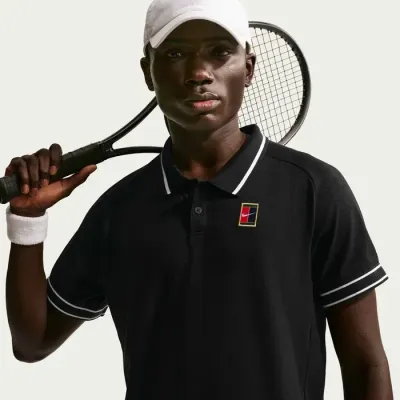 Polo NikeCourt Heritage noir pour homme avec col contrasté et technologie respirante pour tennis