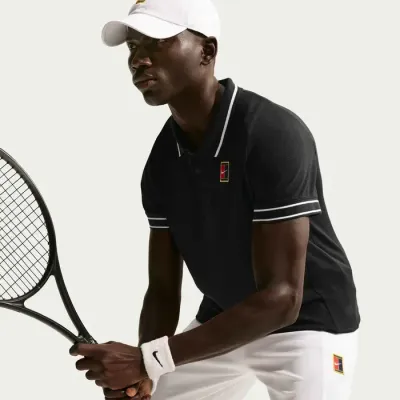 Polo NikeCourt Heritage noir pour homme avec col contrasté et technologie respirante pour tennis
