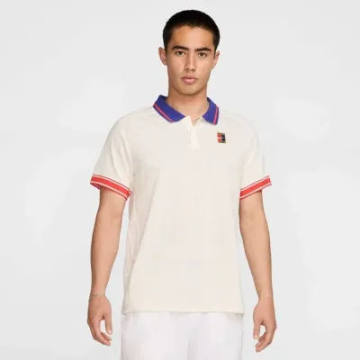 Polo NikeCourt Heritage blanc cassé pour homme avec col contrasté bleu et rouge pour tennis FQ2101-110