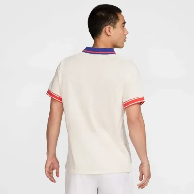 Polo NikeCourt Heritage blanc cassé pour homme avec col contrasté bleu et rouge pour tennis FQ2101-110