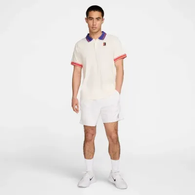 Polo NikeCourt Heritage blanc cassé pour homme avec col contrasté bleu et rouge pour tennis FQ2101-110