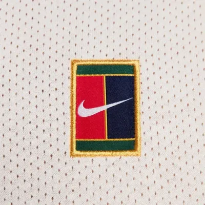 Polo NikeCourt Heritage blanc cassé pour homme avec col contrasté bleu et rouge pour tennis FQ2101-110