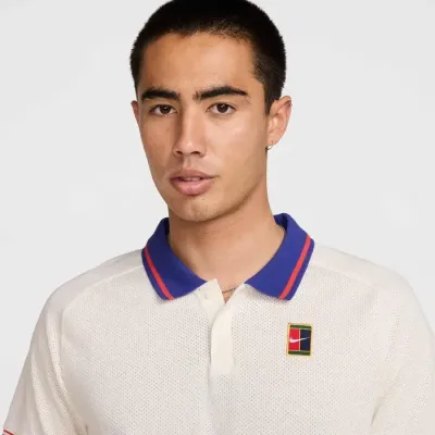 Polo NikeCourt Heritage blanc cassé pour homme avec col contrasté bleu et rouge pour tennis FQ2101-110