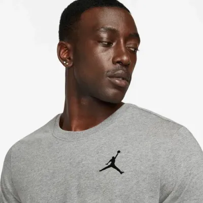 T-shirt Jordan Essentials DC7485-091 gris avec logo Jumpman brodé sur la poitrine