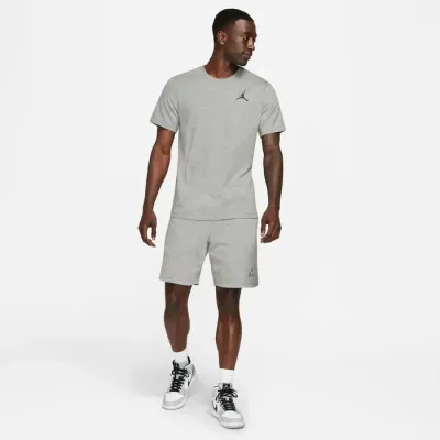 T-shirt Jordan Essentials DC7485-091 gris avec logo Jumpman brodé sur la poitrine