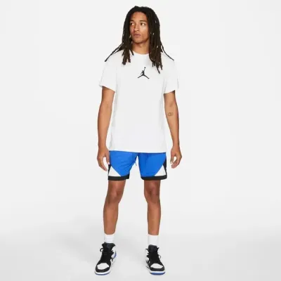 T-shirt Jordan Flight Essential CW5190-102 blanc avec graphisme imprimé et tissu respirant