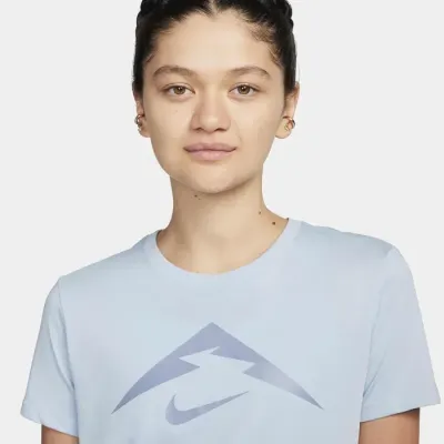 T-shirt Nike Trail Dri-FIT bleu ciel pour femme respirant et léger pour randonnée et trail running FQ4987-440