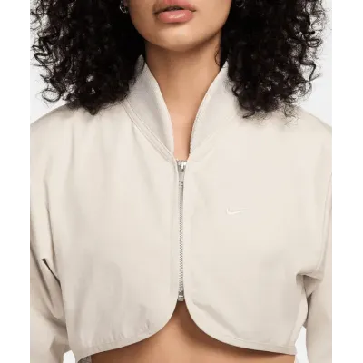 Veste Nike FN2240-104 beige femme avec coupe boléro moderne et tissu coton Ripstop