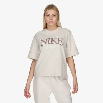 T-shirt Nike Sportswear Classic beige pour femme avec imprimé Nike 1972 coupe oversize lifestyle FQ6600-104