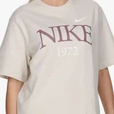 T-shirt Nike Sportswear Classic beige pour femme avec imprimé Nike 1972 coupe oversize lifestyle FQ6600-104