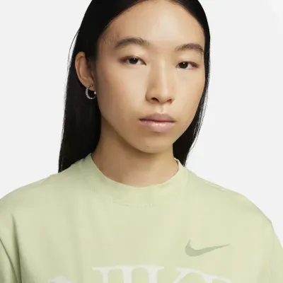 T-shirt Nike Sportswear Classic vert sauge pour femme avec imprimé Nike 1972 coupe oversize lifestyle FQ6600-371