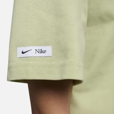T-shirt Nike Sportswear Classic vert sauge pour femme avec imprimé Nike 1972 coupe oversize lifestyle FQ6600-371