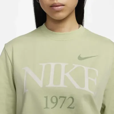 T-shirt Nike Sportswear Classic vert sauge pour femme avec imprimé Nike 1972 coupe oversize lifestyle FQ6600-371
