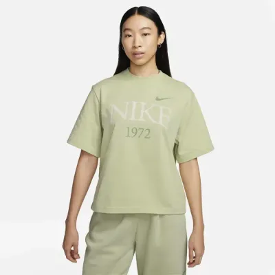 T-shirt Nike Sportswear Classic vert sauge pour femme avec imprimé Nike 1972 coupe oversize lifestyle FQ6600-371
