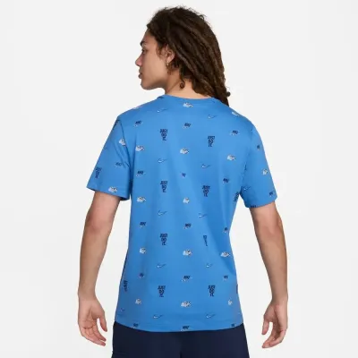 T-shirt Nike Sportswear Max90 bleu pour homme avec imprimés Nike et Just Do It all-over coupe décontractée FQ8036-402