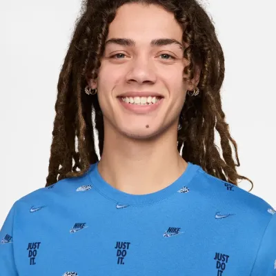 T-shirt Nike Sportswear Max90 bleu pour homme avec imprimés Nike et Just Do It all-over coupe décontractée FQ8036-402