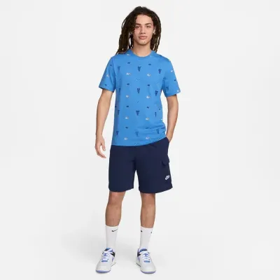 T-shirt Nike Sportswear Max90 bleu pour homme avec imprimés Nike et Just Do It all-over coupe décontractée FQ8036-402