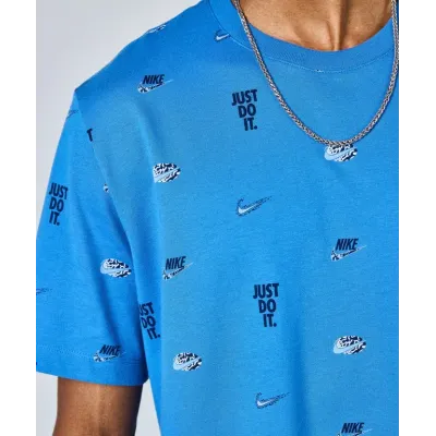 T-shirt Nike Sportswear Max90 bleu pour homme avec imprimés Nike et Just Do It all-over coupe décontractée FQ8036-402