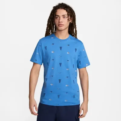 T-shirt Nike Sportswear Max90 bleu pour homme avec imprimés Nike et Just Do It all-over coupe décontractée FQ8036-402