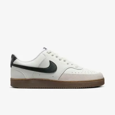 Baskets Nike Court Vision Low blanches pour femme avec semelle gomme et logo Swoosh noir style casual FQ8075-133