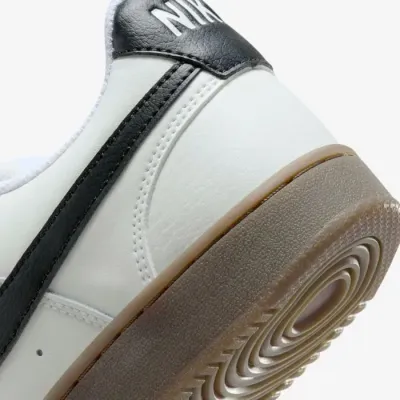 Baskets Nike Court Vision Low blanches pour femme avec semelle gomme et logo Swoosh noir style casual FQ8075-133