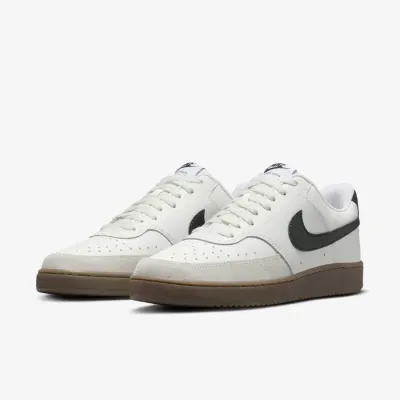Baskets Nike Court Vision Low blanches pour femme avec semelle gomme et logo Swoosh noir style casual FQ8075-133