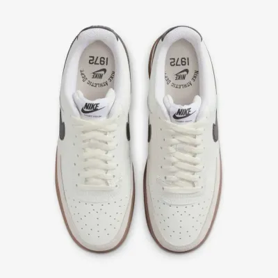 Baskets Nike Court Vision Low blanches pour femme avec semelle gomme et logo Swoosh noir style casual FQ8075-133