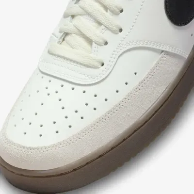Baskets Nike Court Vision Low blanches pour femme avec semelle gomme et logo Swoosh noir style casual FQ8075-133