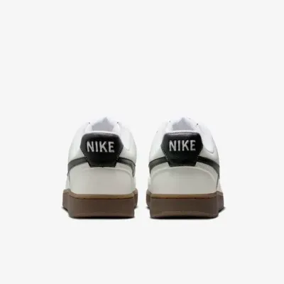 Baskets Nike Court Vision Low blanches pour femme avec semelle gomme et logo Swoosh noir style casual FQ8075-133