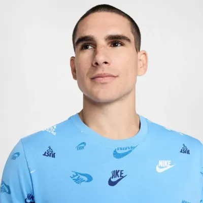 T-shirt Nike Sportswear bleu ciel pour homme avec logos Nike et Just Do It imprimés all-over style streetwear HJ0561-412