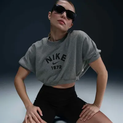 Crop top Nike Sportswear Collection gris chiné pour femme avec logo Nike 1972 brodé coupe courte lifestyle HJ0224-091