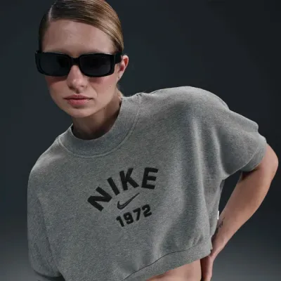 Crop top Nike Sportswear Collection gris chiné pour femme avec logo Nike 1972 brodé coupe courte lifestyle HJ0224-091
