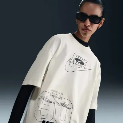 T-shirt Nike Sportswear Oversized écru pour femme avec logo Nike graphique et coupe oversize streetwear HJ2993-133
